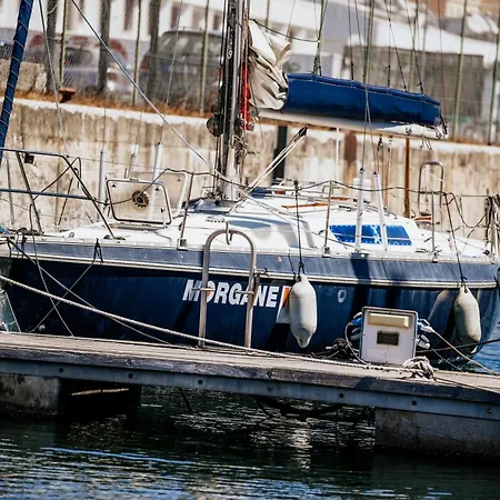 The Classic Sailboat Retreat Botel *