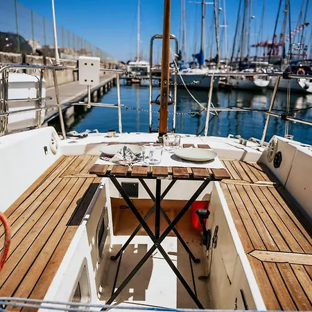 The Classic Sailboat Retreat Botel *