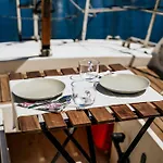 The Classic Sailboat Retreat Botel Lissabon