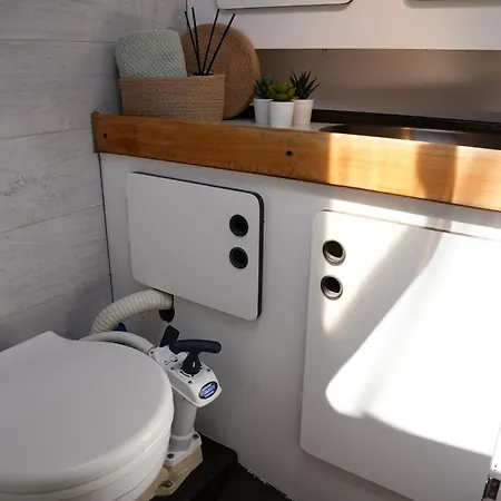 The Classic Sailboat Retreat 船屋 *