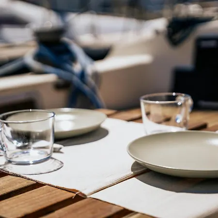 The Classic Sailboat Retreat Bateau-hôtel