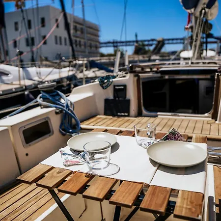 Bateau-hôtel The Classic Sailboat Retreat *