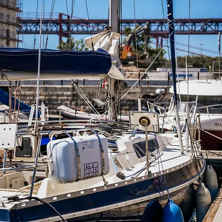 The Classic Sailboat Retreat 船屋