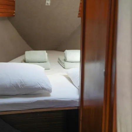 The Classic Sailboat Retreat Bateau-hôtel