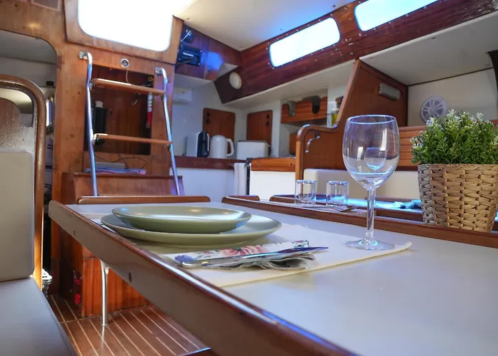 بوتيل The Classic Sailboat Retreat