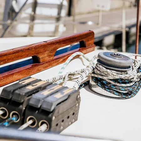 Ботель The Classic Sailboat Retreat *