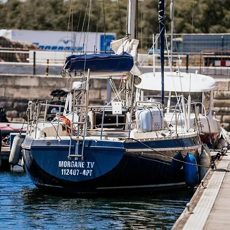 Ботель The Classic Sailboat Retreat *